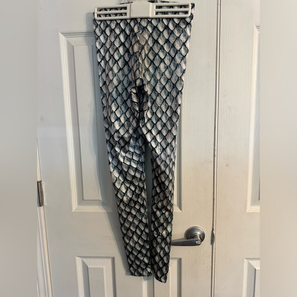 DRAGON SCALES SILVER LEGGINGS - Picture 3 of 7